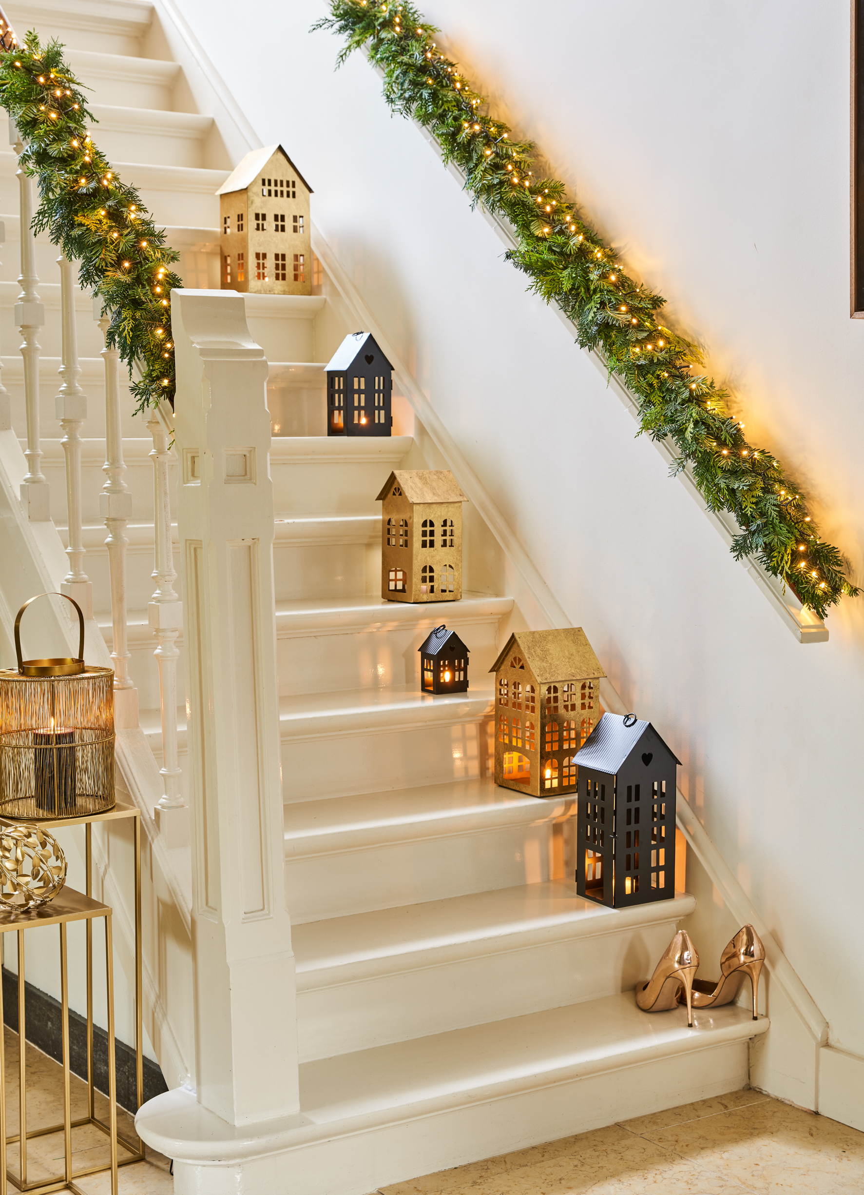 kerstdecoratie op trap lantaarns