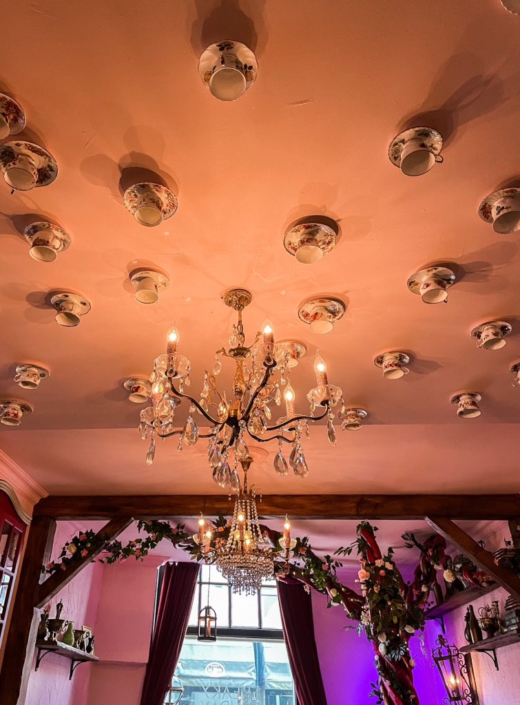 plafond versierd met theekopjes styling restaurant